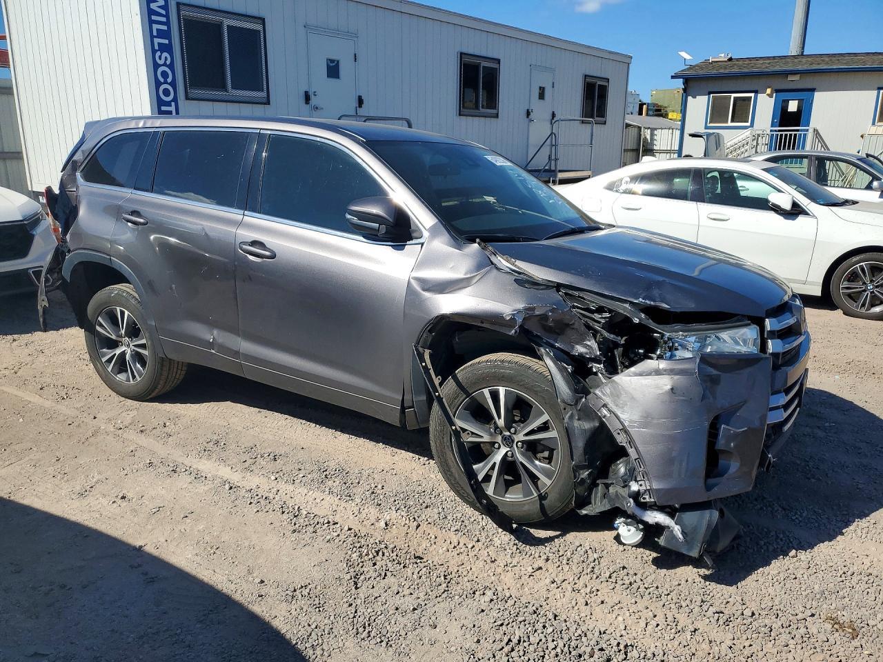 2017 Toyota Highlander Le - Фото 4