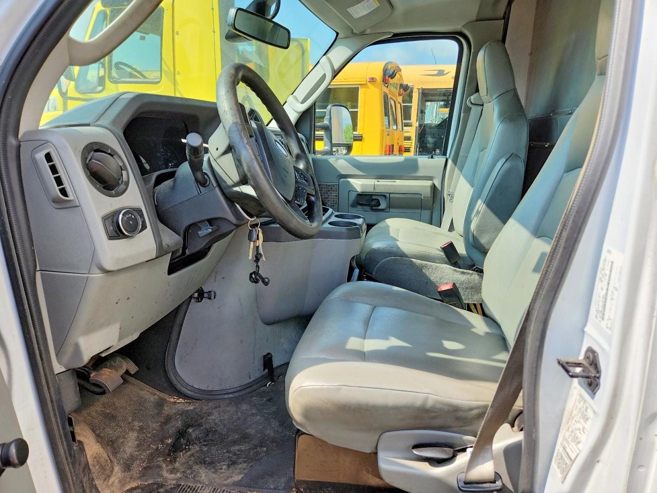 2021 Ford E350 Box Truck - Фото 7