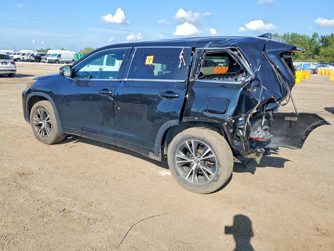 2017 Toyota Highlander Le Plus - Image 2