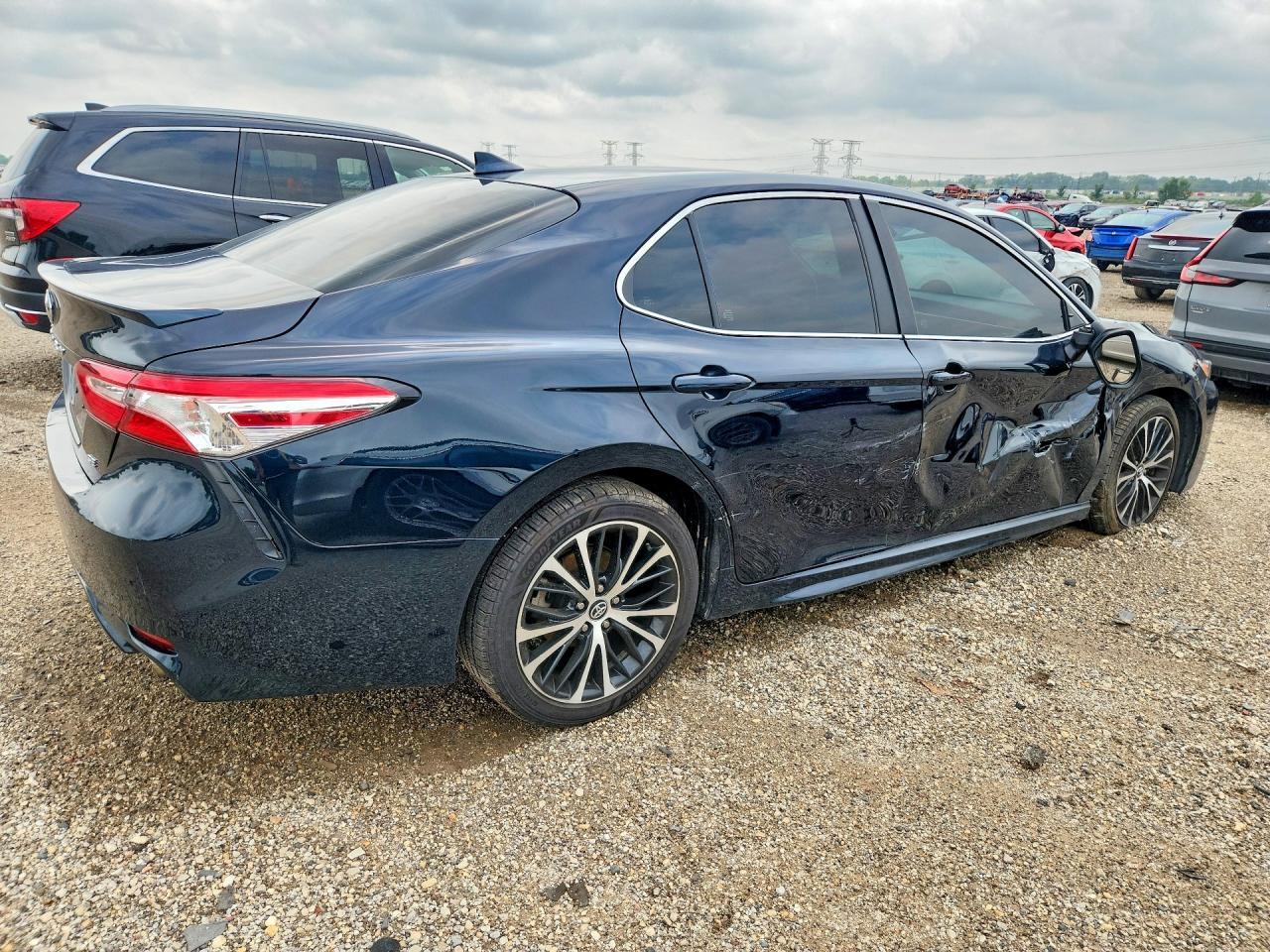 2020 Toyota Camry Se - Фото 3