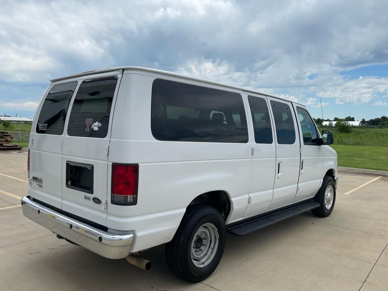 2013 Ford Econoline E350 Super Duty Wagon - Фото 4