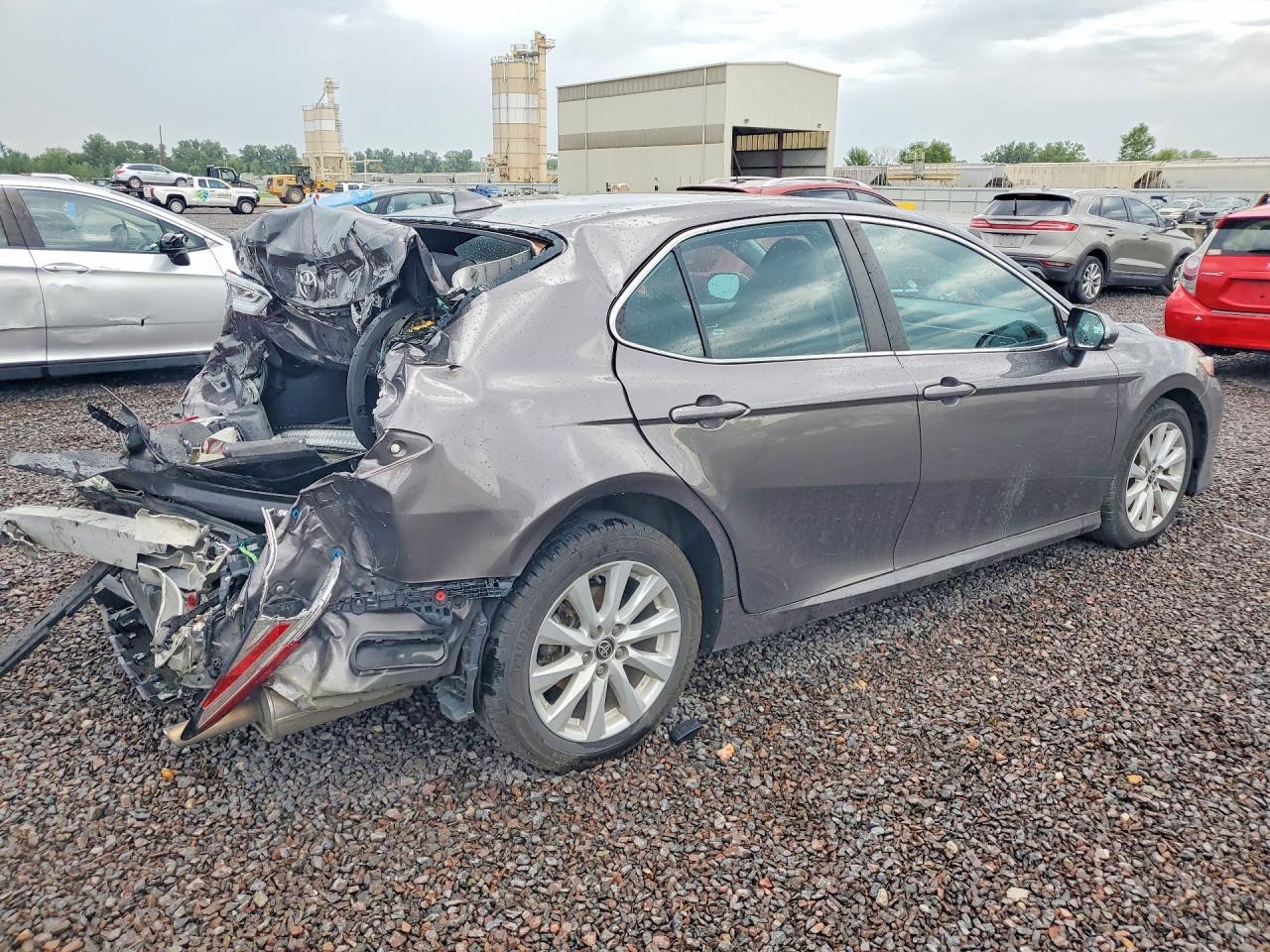 2020 Toyota Camry Le - Фото 3