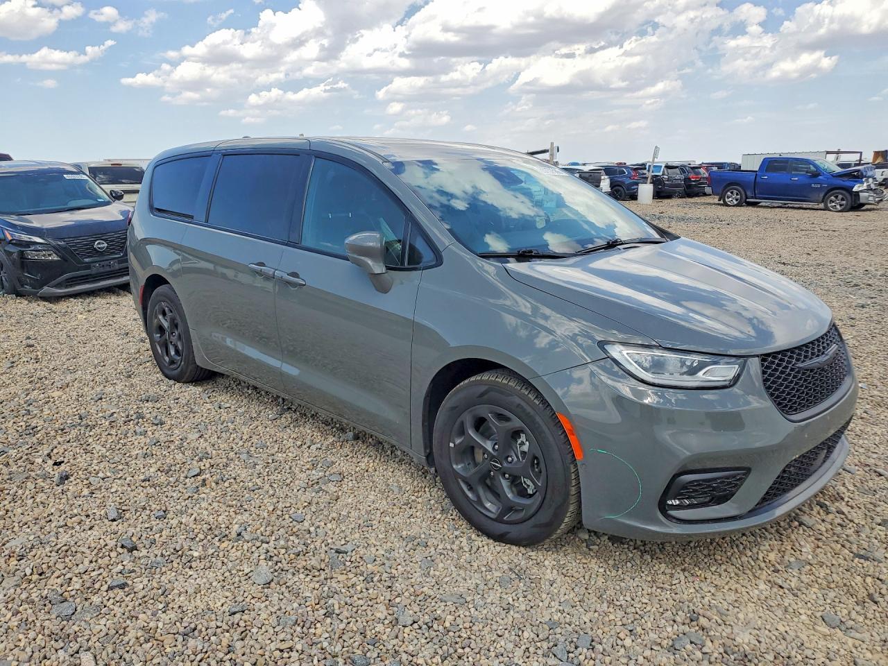 2022 Chrysler Pacifica Hybrid Limited - Image 4