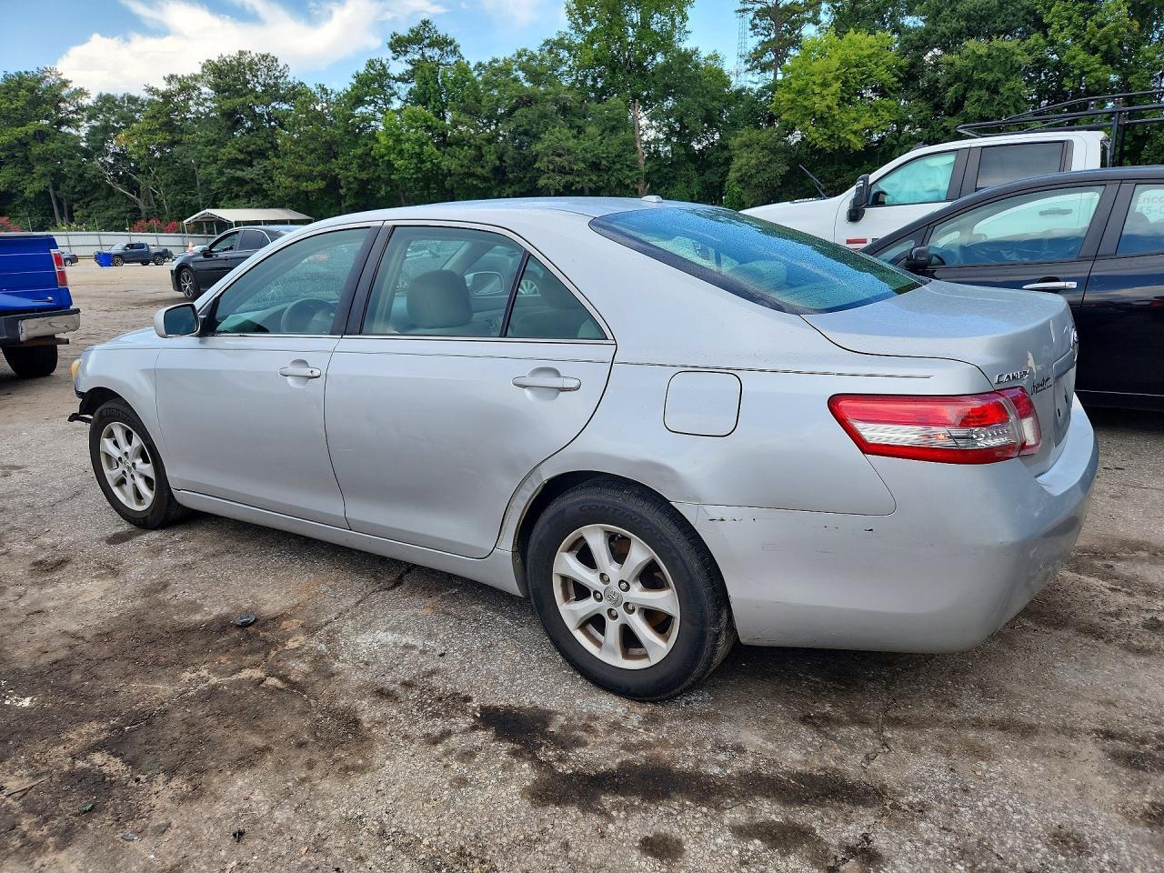 2011 Toyota Camry Le - Image 2