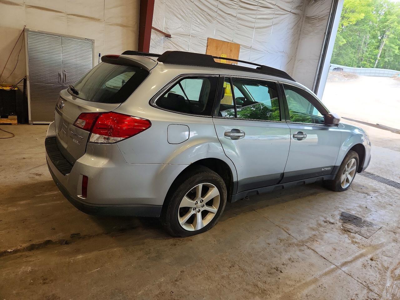 2014 Subaru Outback 2.5I - Image 3