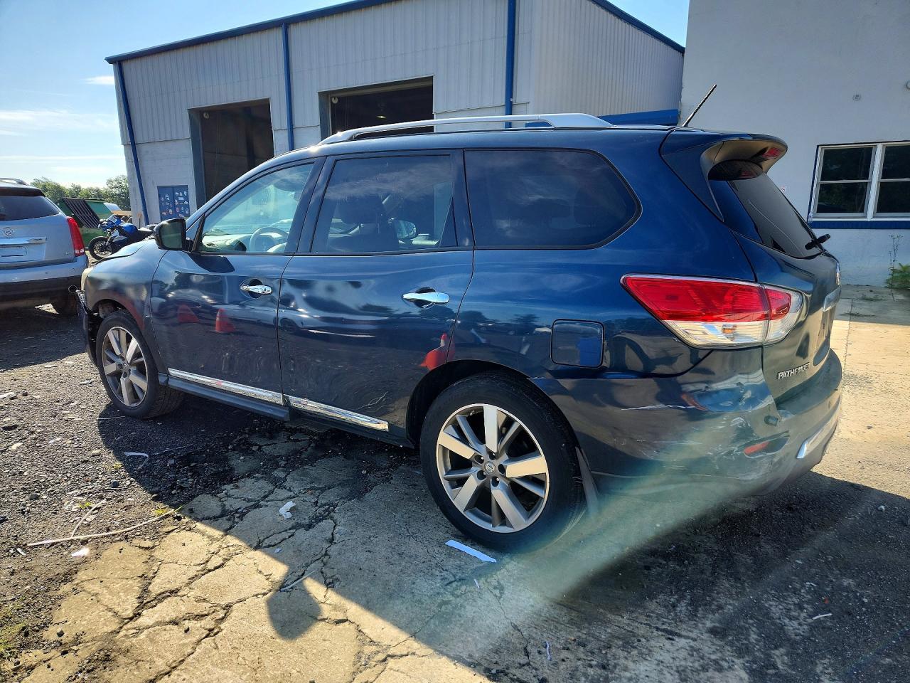 2014 Nissan Pathfinder Platinum - Image 2