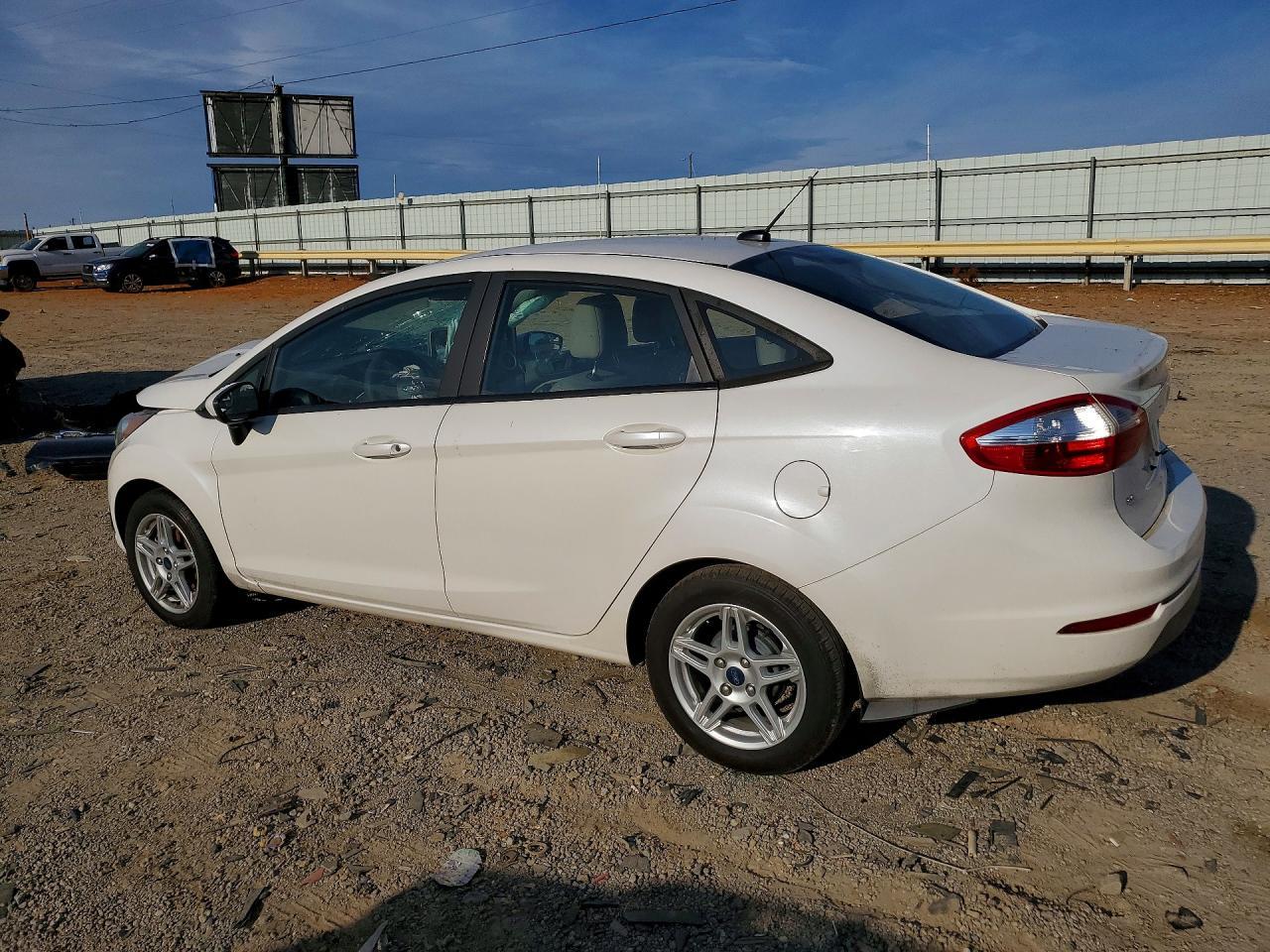 2019 Ford Fiesta Se - Image 2