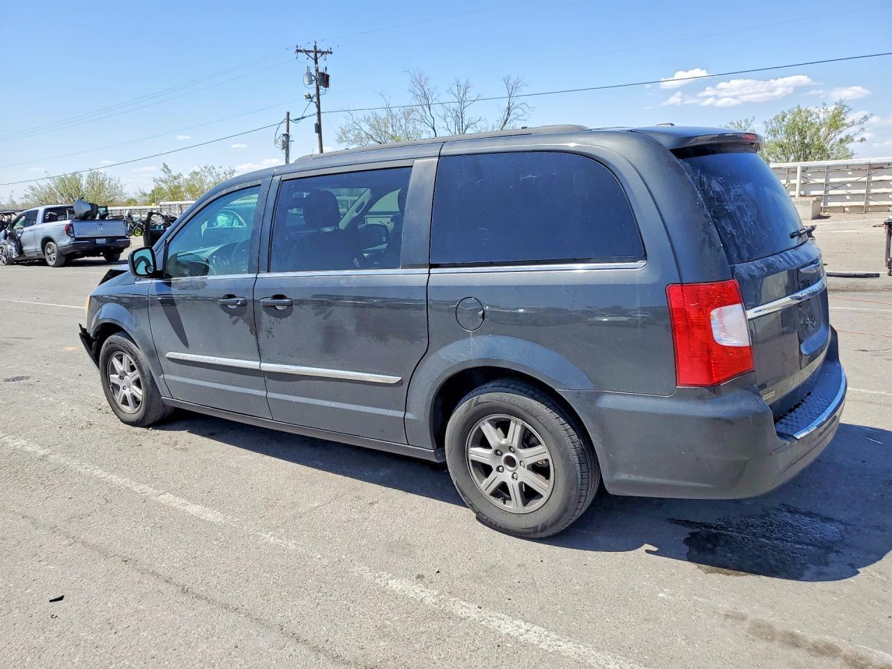 2012 Chrysler Town & Country Touring - Фото 2
