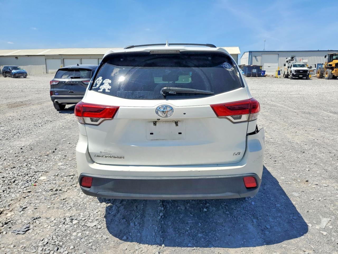 2017 Toyota Highlander Le Plus - Image 6