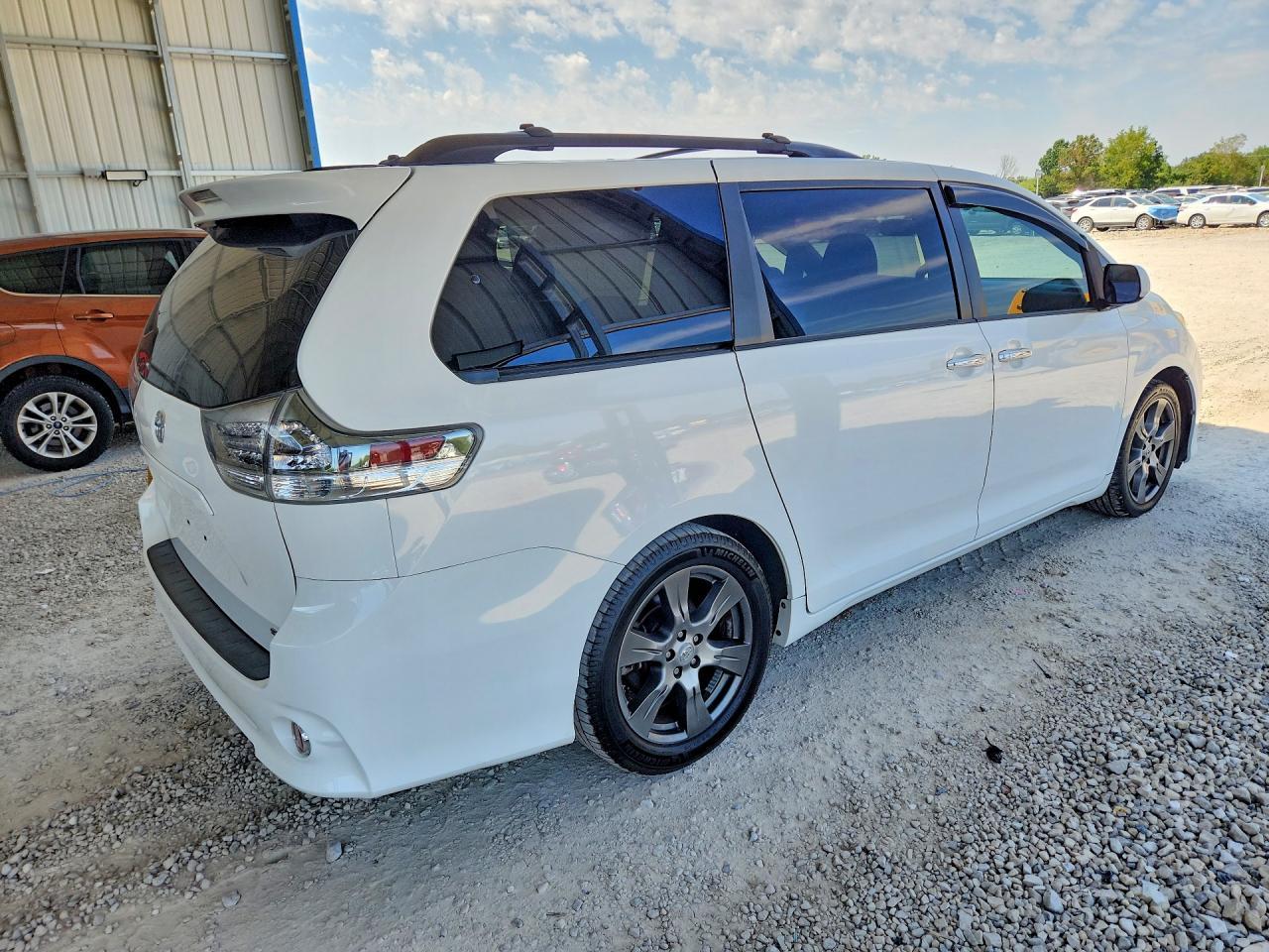 2017 Toyota Sienna Se - Image 3