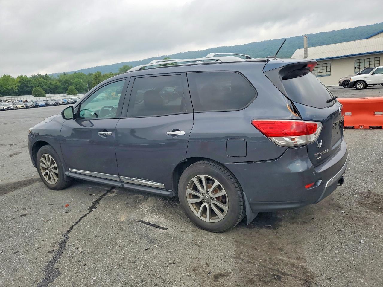 2013 Nissan Pathfinder S - Image 2