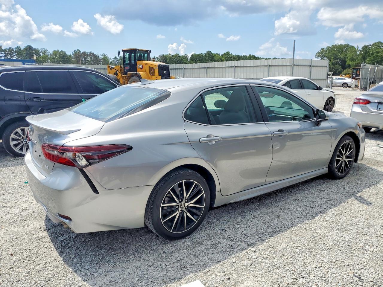 2023 Toyota Camry Se - Фото 3