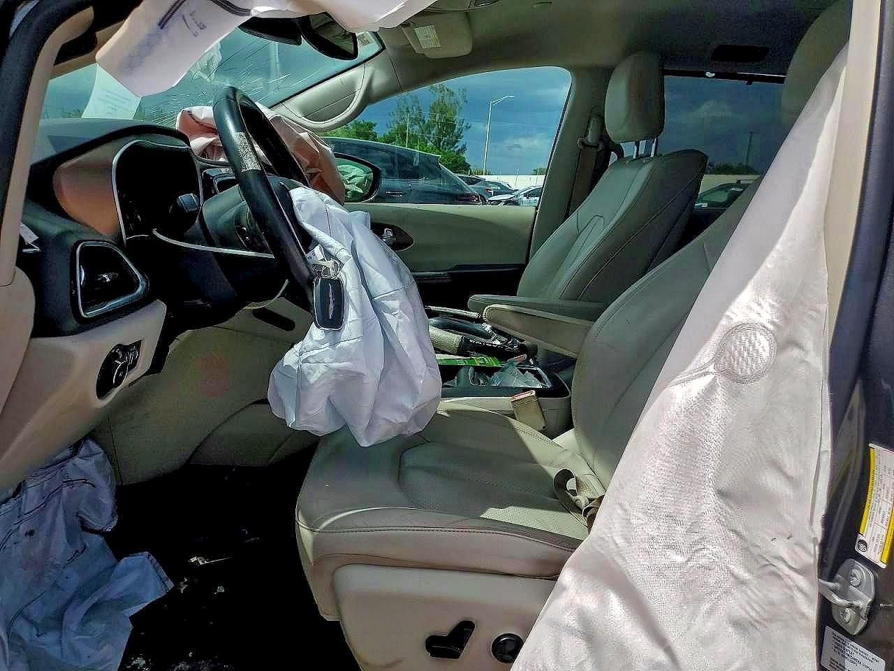 2017 Chrysler Pacifica Touring L Plus - Image 7