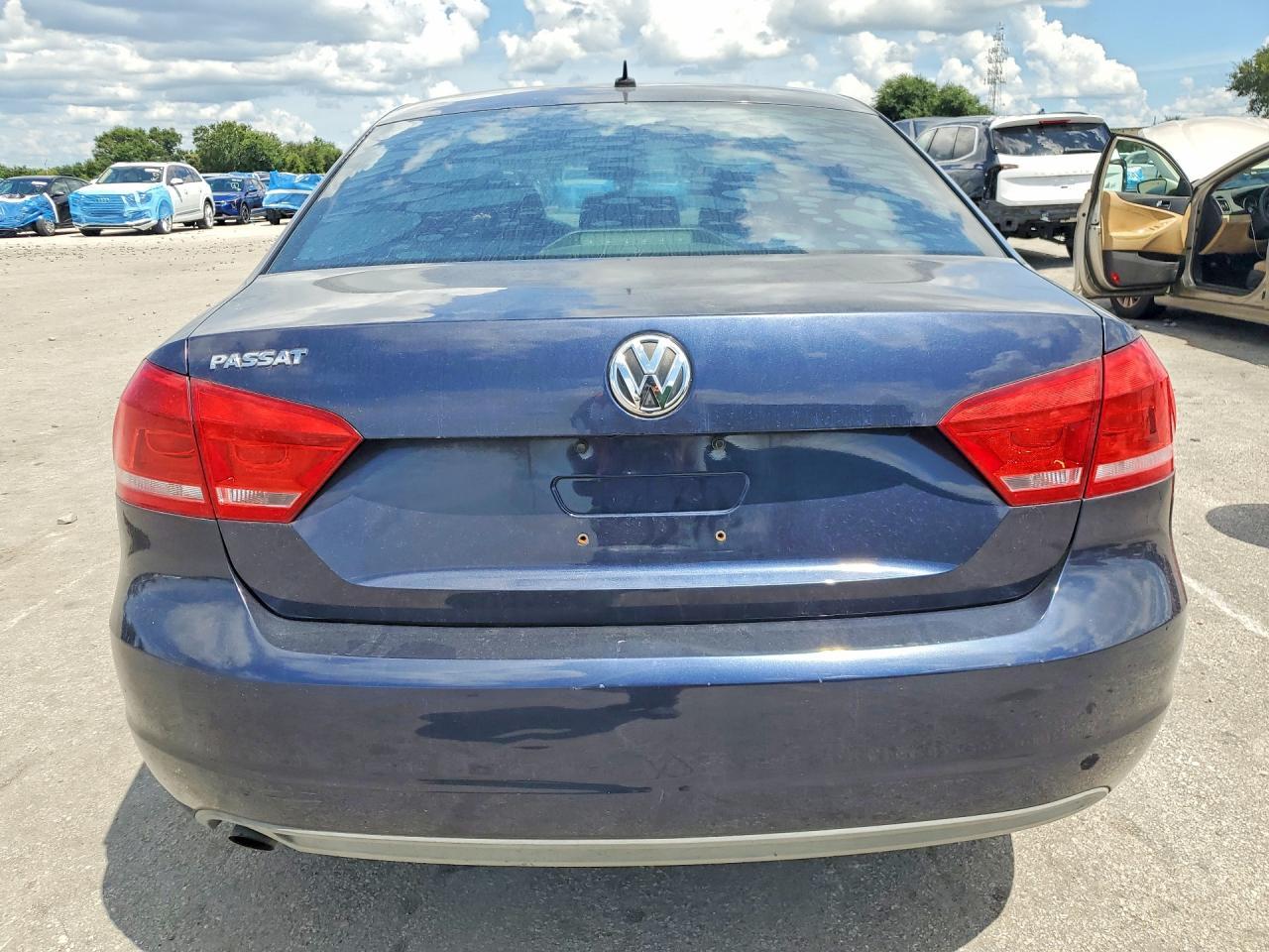 2012 Volkswagen Passat S - Фото 6