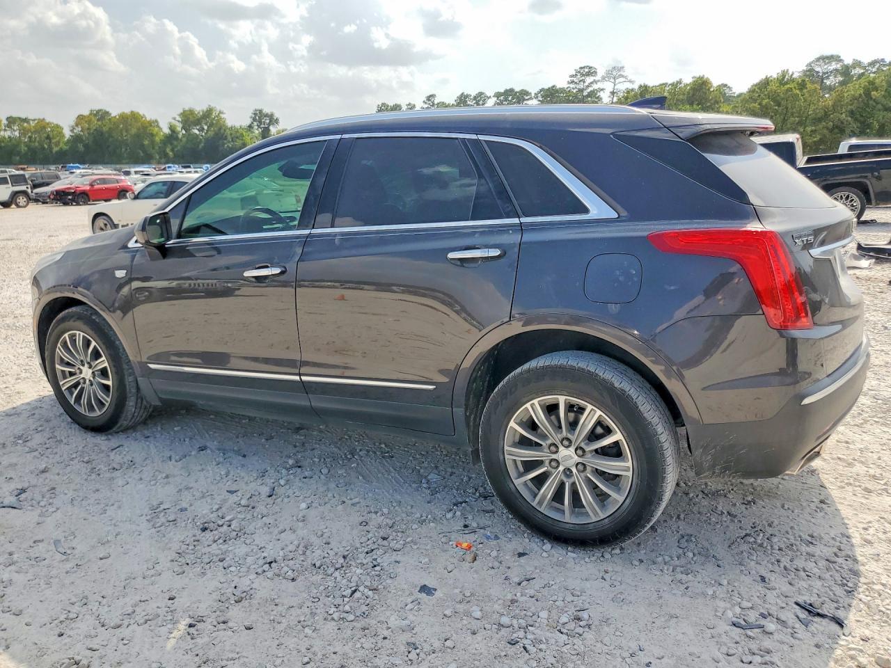 2017 Cadillac Xt5 Luxury - Image 2