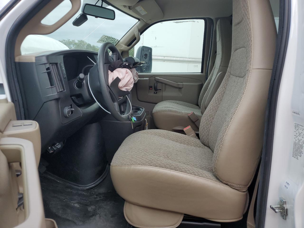 2022 GMC Savana Commercial Cu - Фото 7