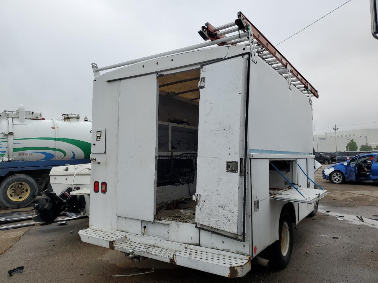 2011 Ford Econoline E350 Super Duty Cutaway Van - Image 3