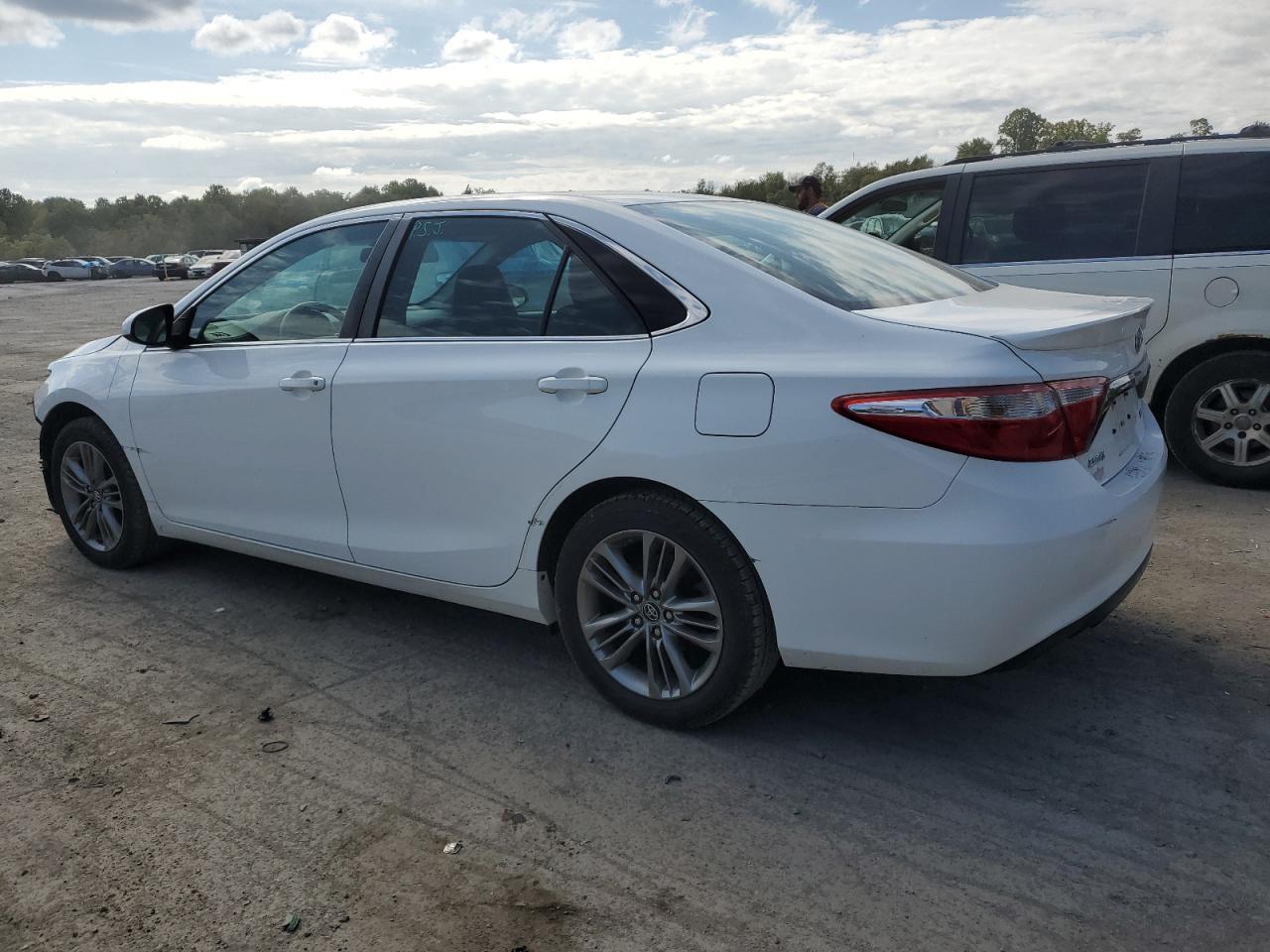 2016 Toyota Camry Le - Фото 2