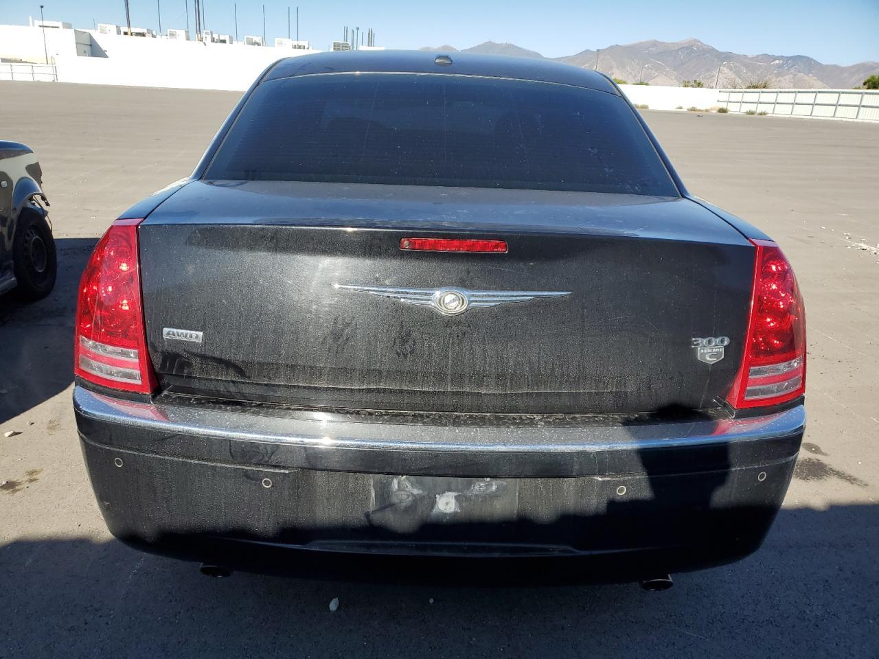 2010 Chrysler 300C - Image 6