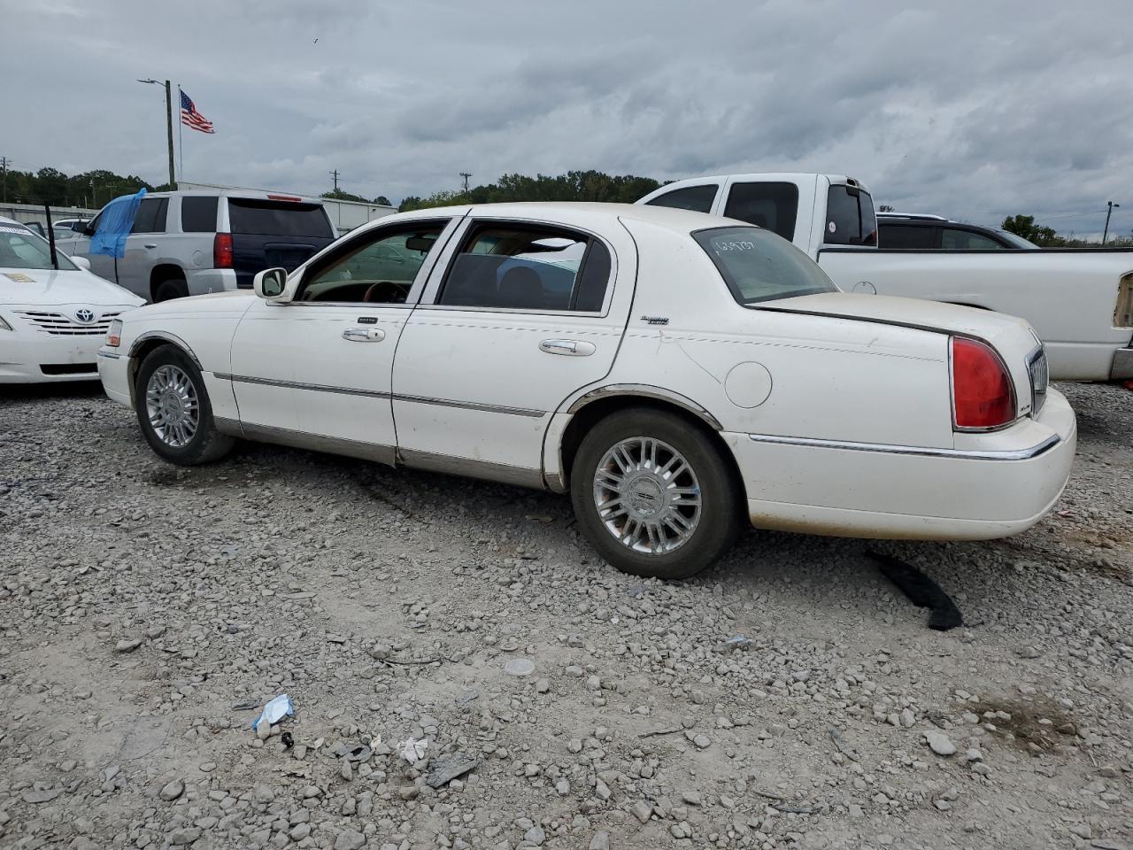 2007 Lincoln Town Car Signature Limited - Фото 2