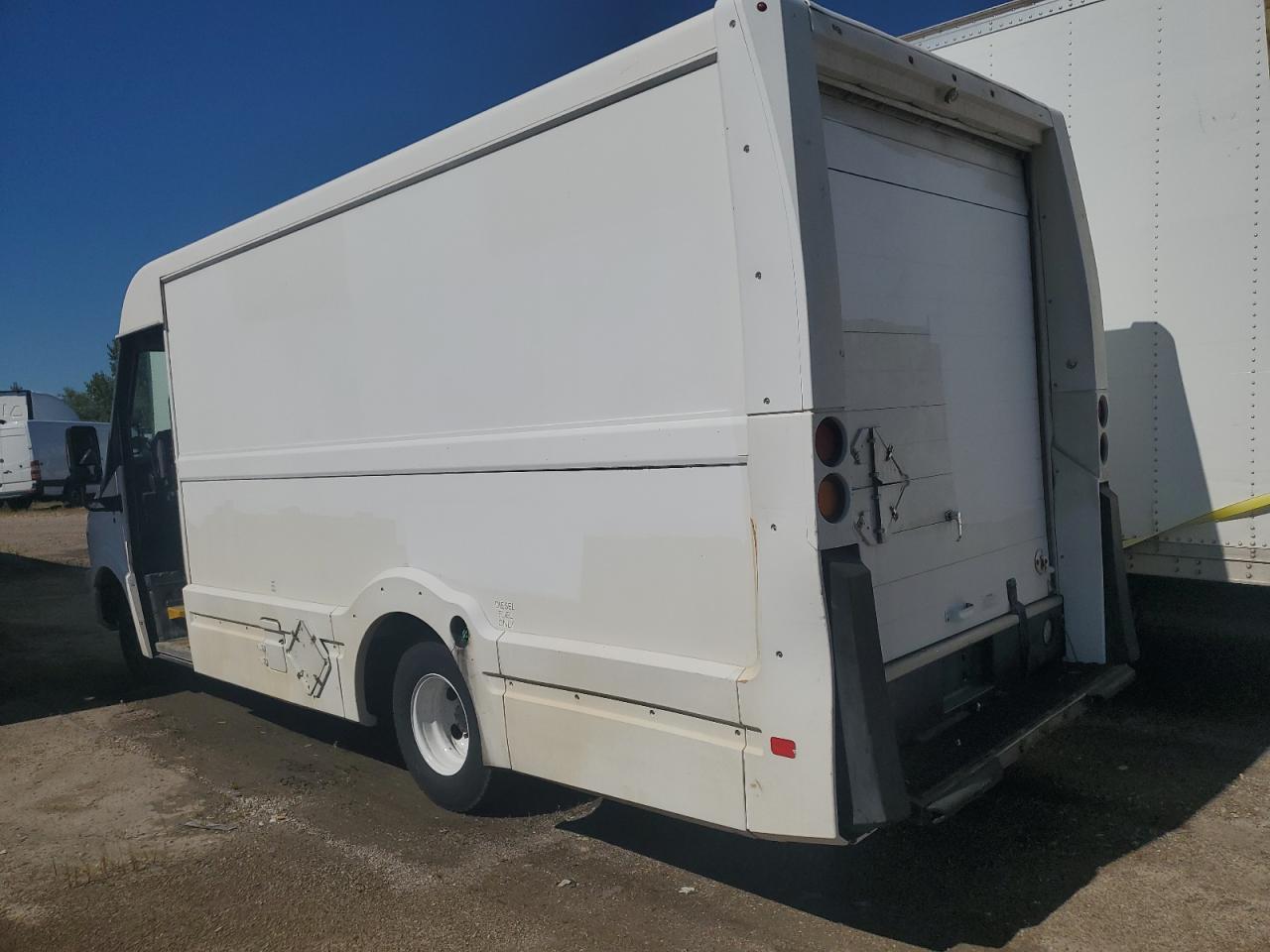 2013 Isuzu Npr - Image 2