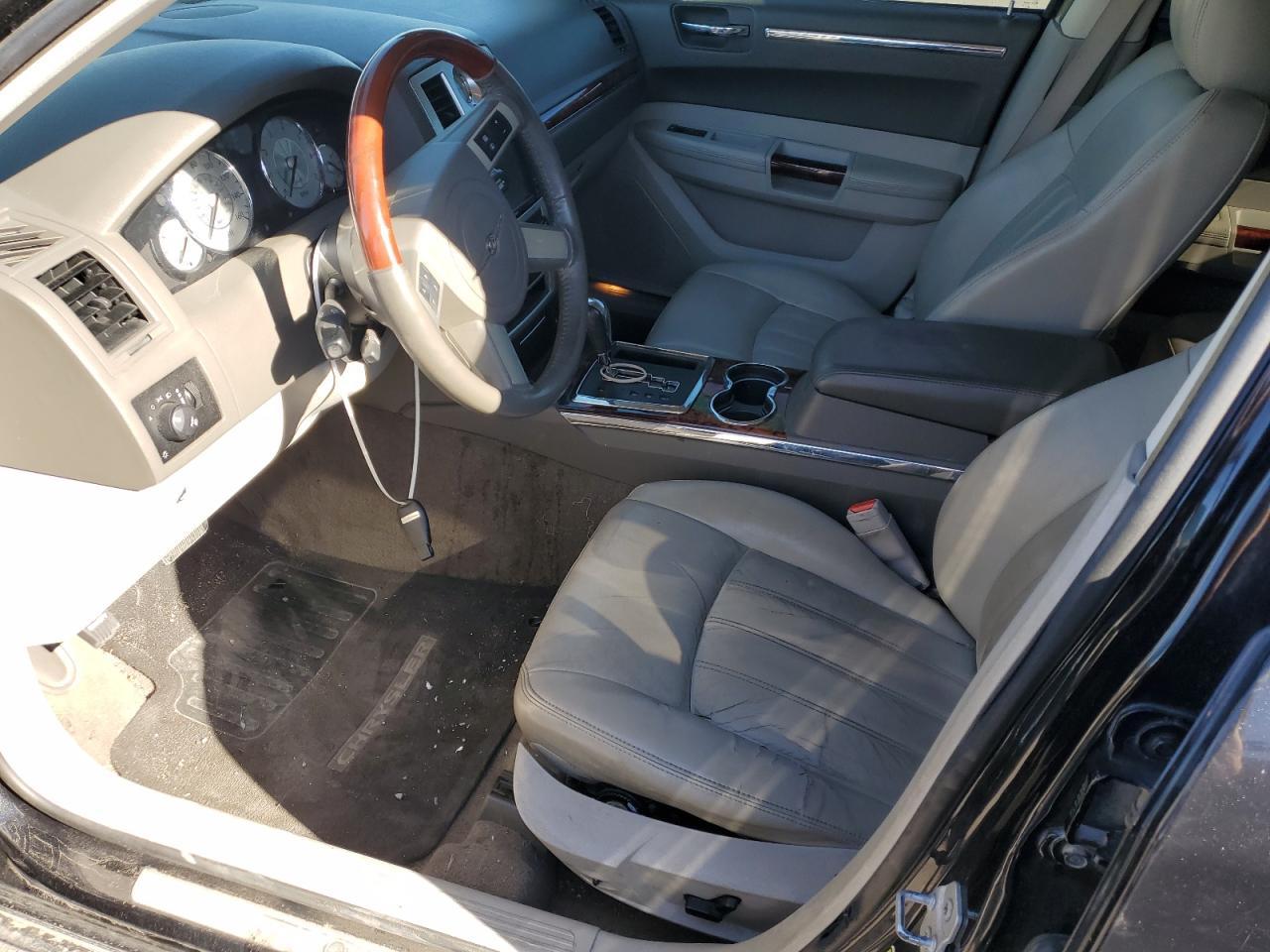 2010 Chrysler 300C - Image 7