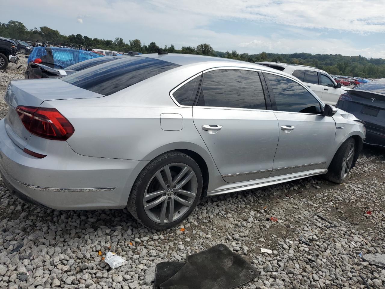 2017 Volkswagen Passat R-Line - Фото 3