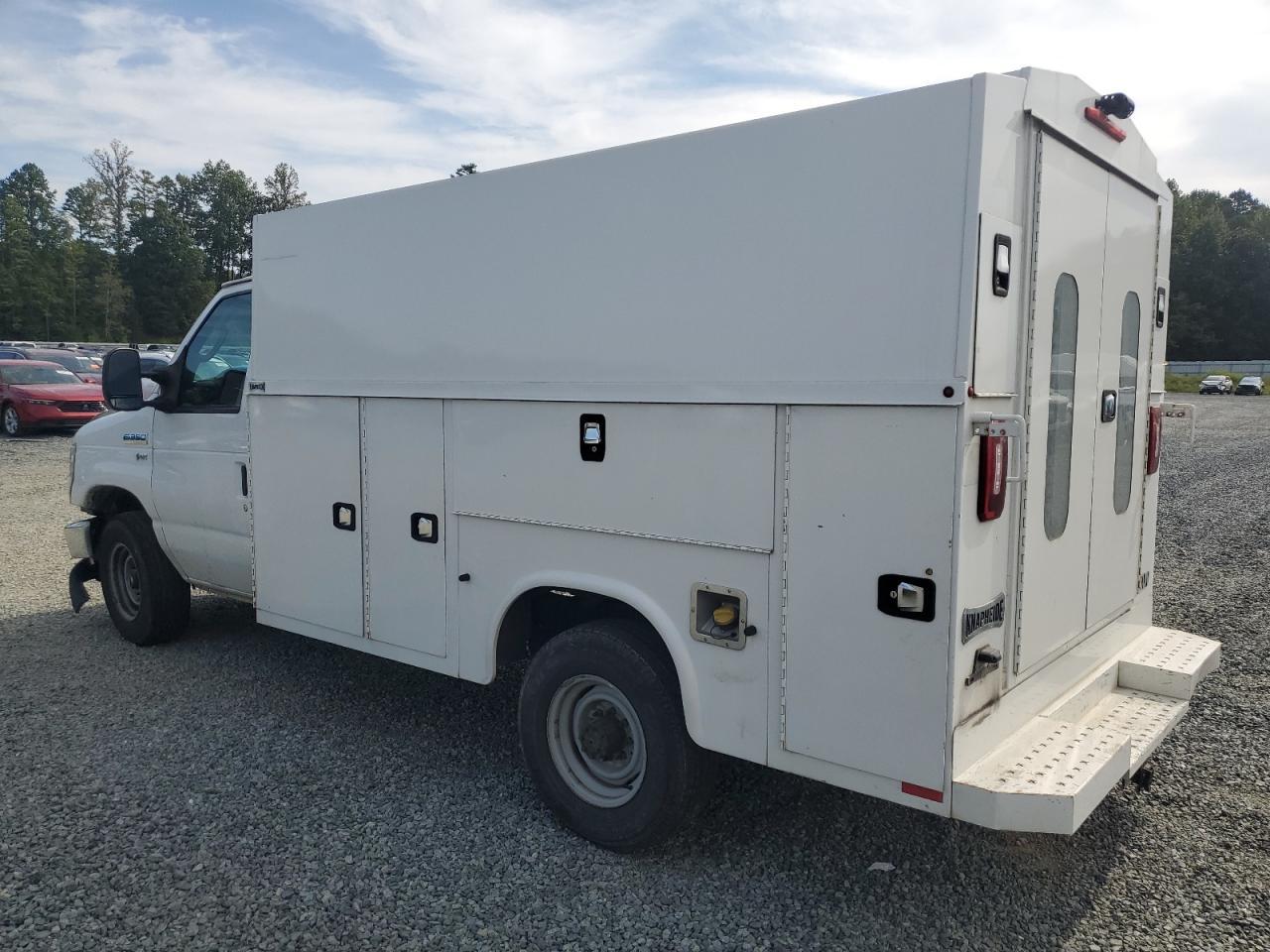 2017 Ford Econoline E350 Super Duty Cutaway Van - Фото 2