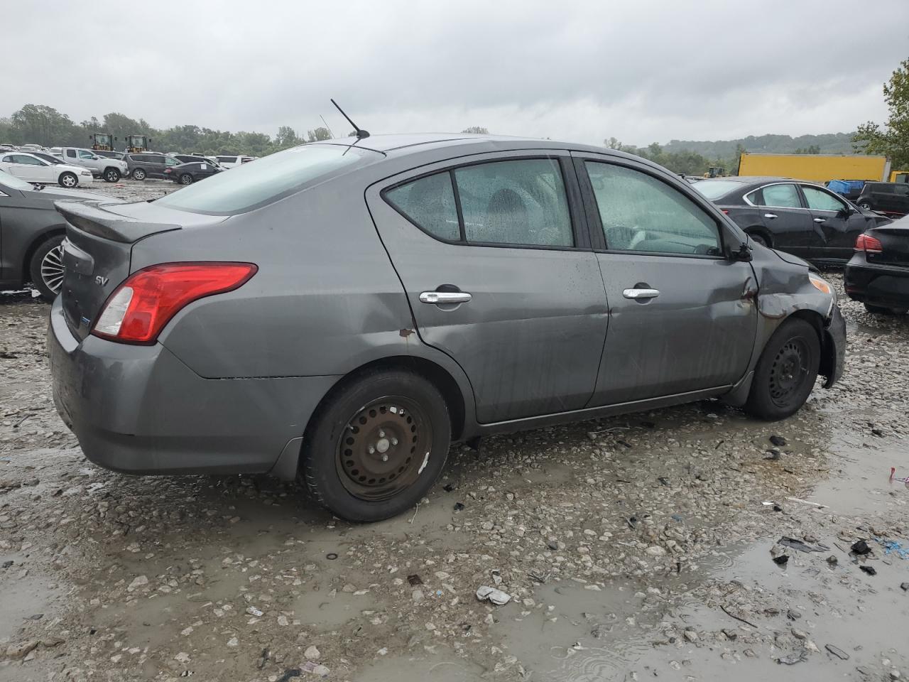 2016 Nissan Versa S - Фото 3
