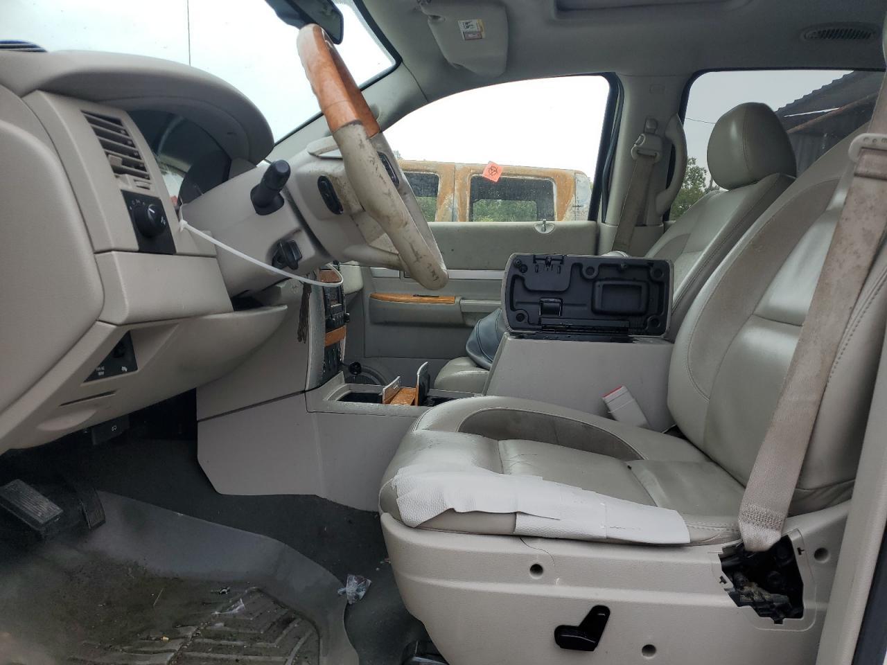 2008 Chrysler Aspen Limited - Image 7