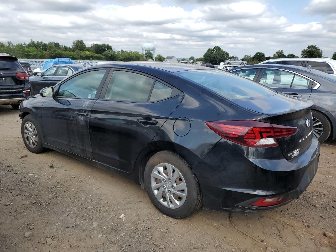 2020 Hyundai Elantra Se - Image 2