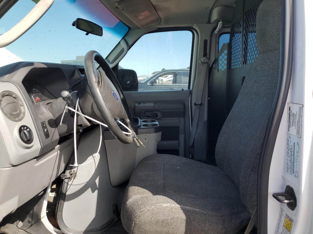 2010 Ford Econoline E250 Van - Фото 7