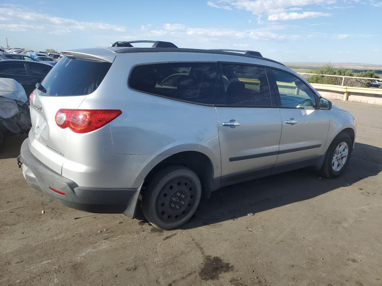 2011 Chevrolet Traverse Ls - Image 3