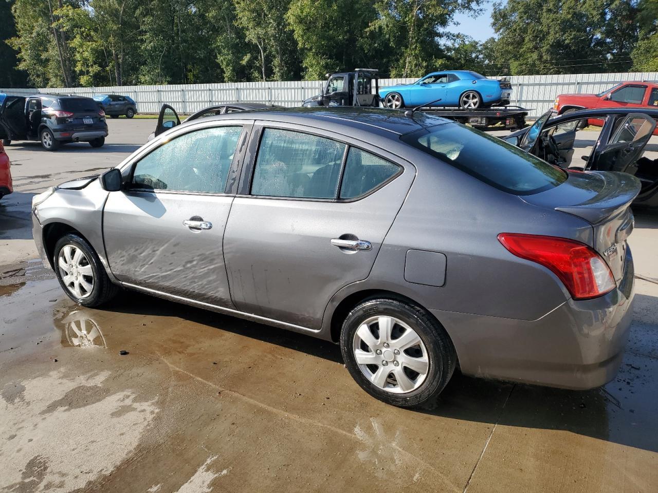 2016 Nissan Versa S - Фото 2