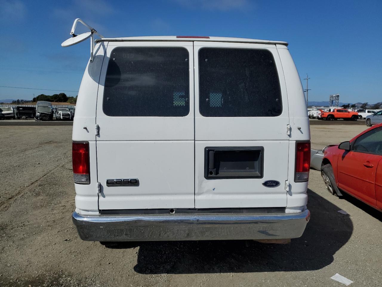 2010 Ford Econoline E250 Van - Фото 6