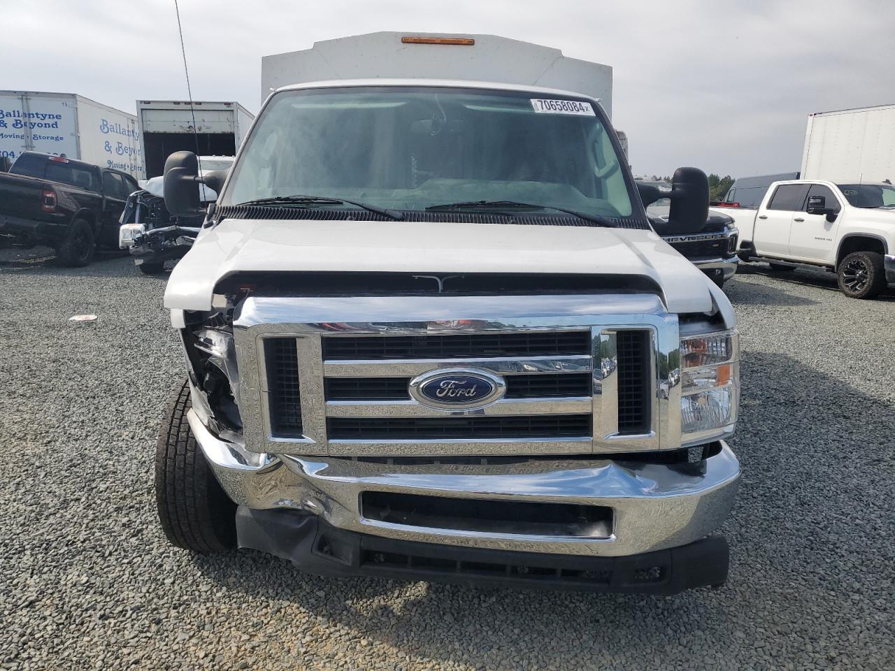 2017 Ford Econoline E350 Super Duty Cutaway Van - Фото 5