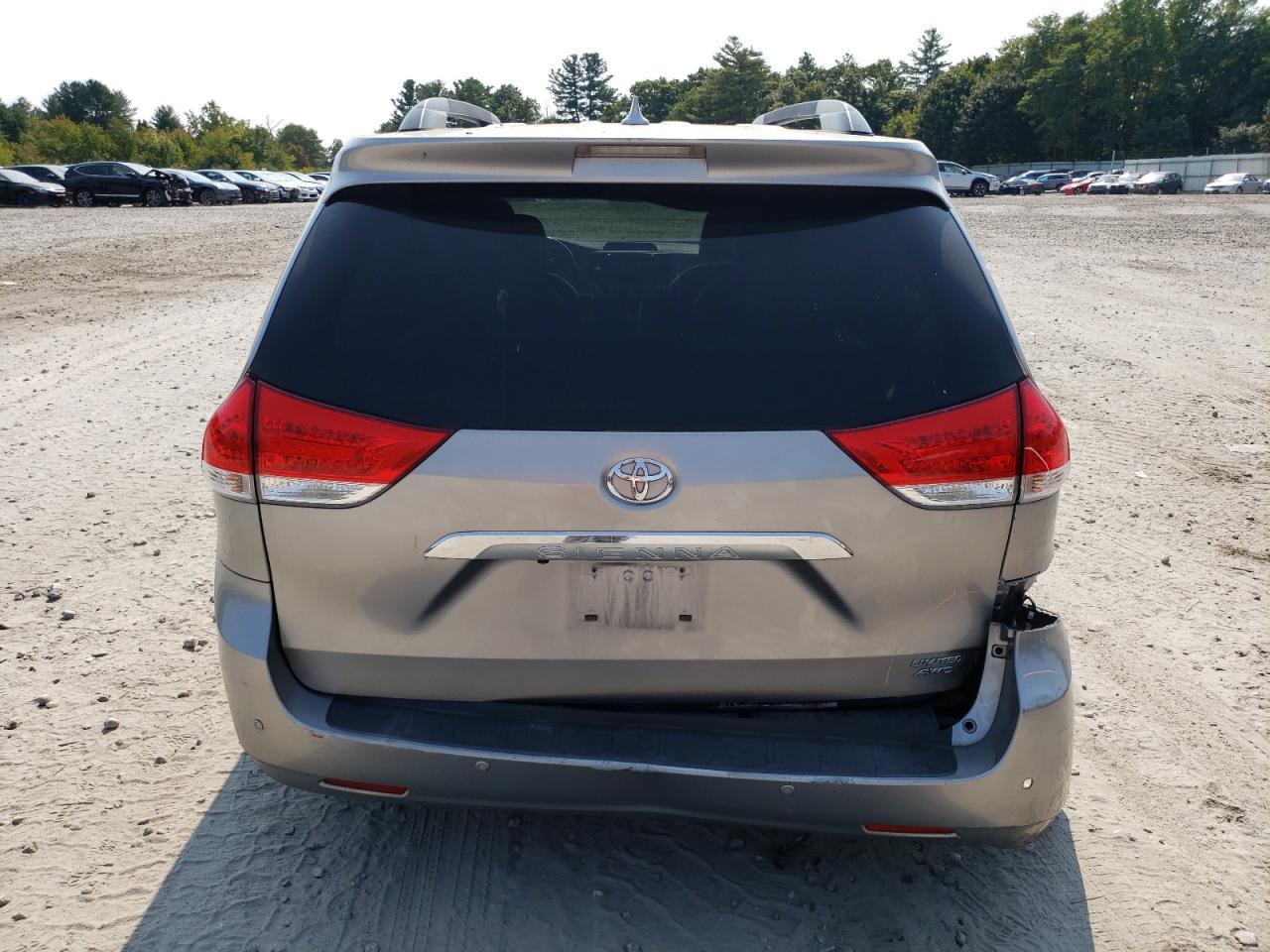 2011 Toyota Sienna Xle - Фото 6