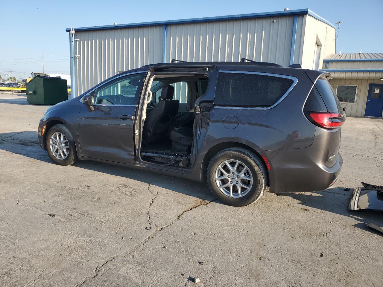 2022 Chrysler Pacifica Touring L - Image 2