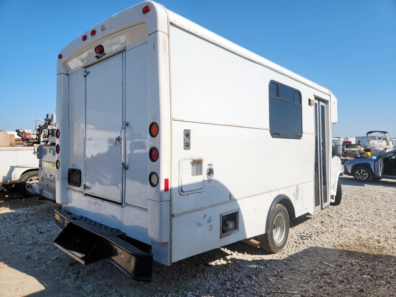 2011 Ford Econoline E450 Super Duty Cutaway Van - Фото 3