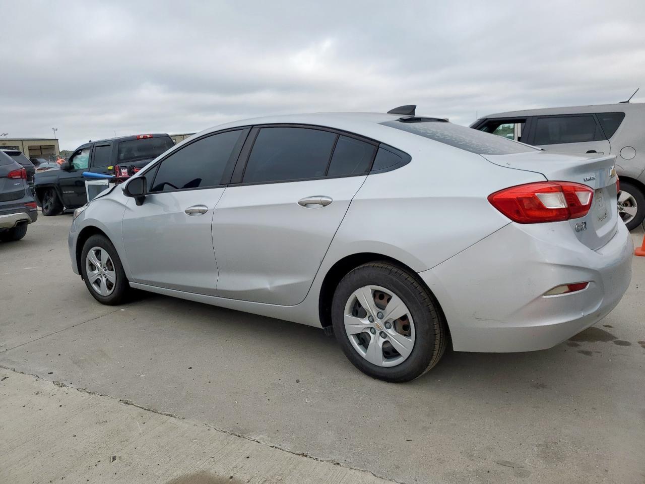 2017 Chevrolet Cruze Ls - Фото 2