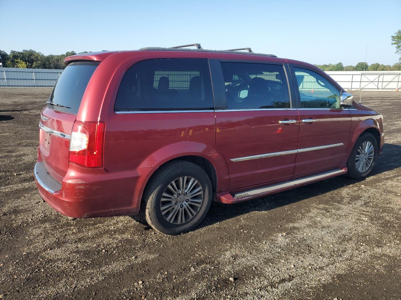 2013 Chrysler Town & Country Touring L - Фото 3