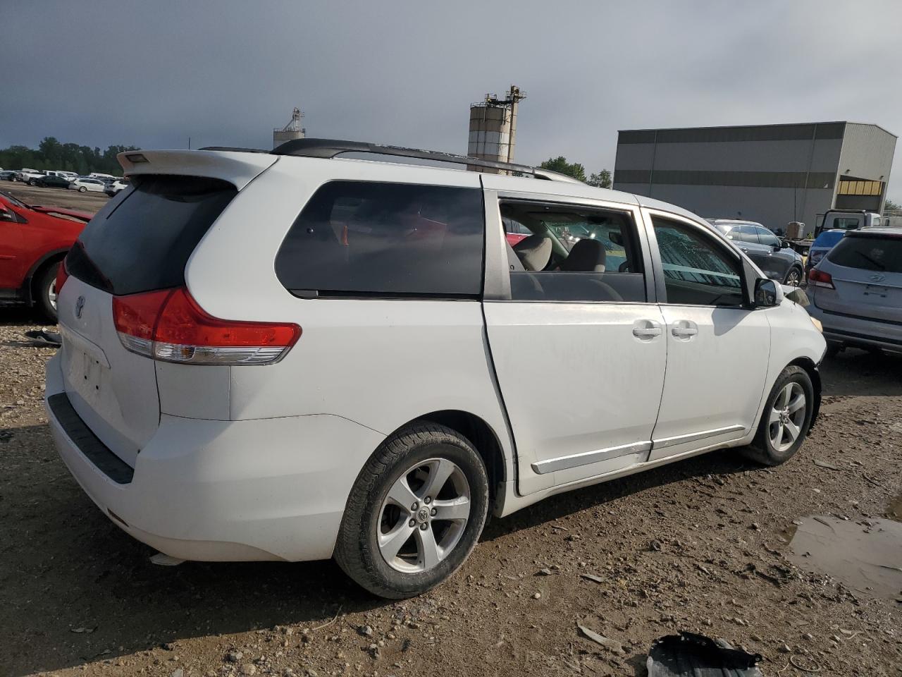 2011 Toyota Sienna Le - Фото 3