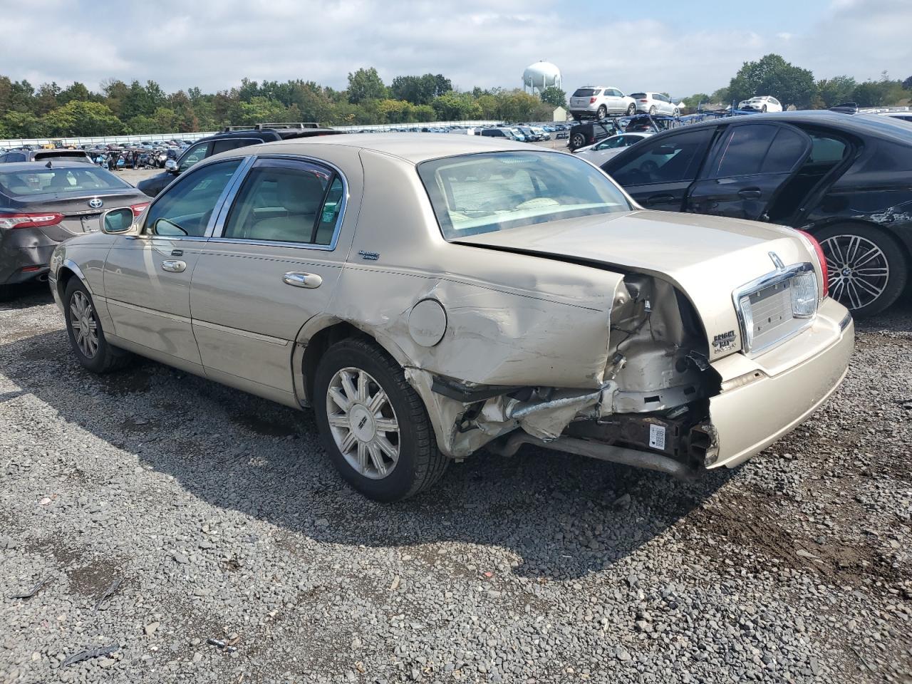 2008 Lincoln Town Car Signature Limited - Image 2