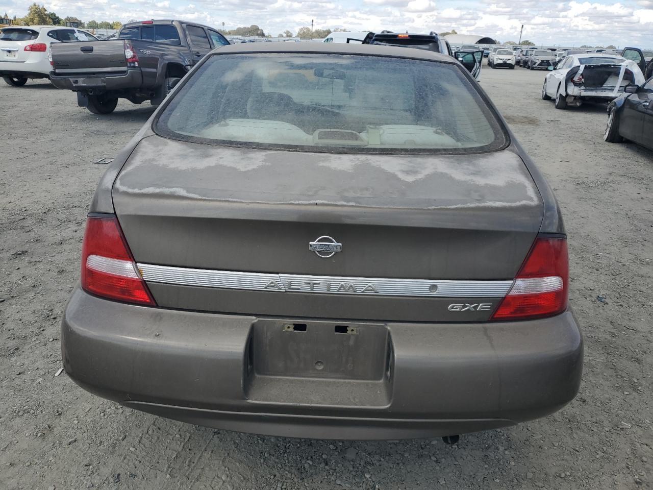2001 Nissan Altima Xe - Фото 6