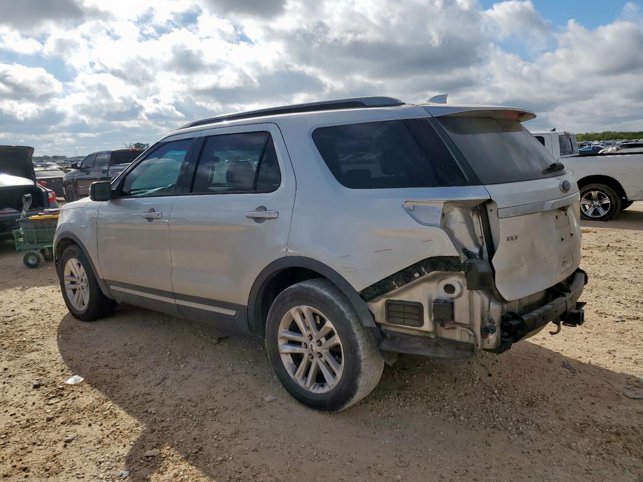2017 Ford Explorer Xlt - Image 2