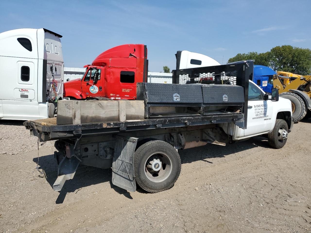 2017 Chevrolet Silverado K3500 - Фото 3