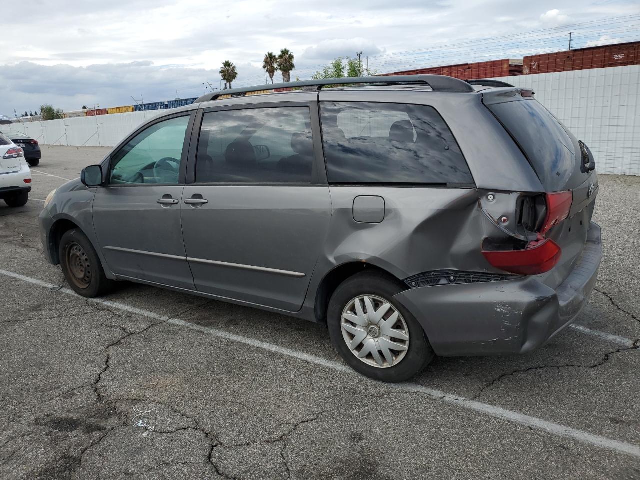 2005 Toyota Sienna Ce - Image 2