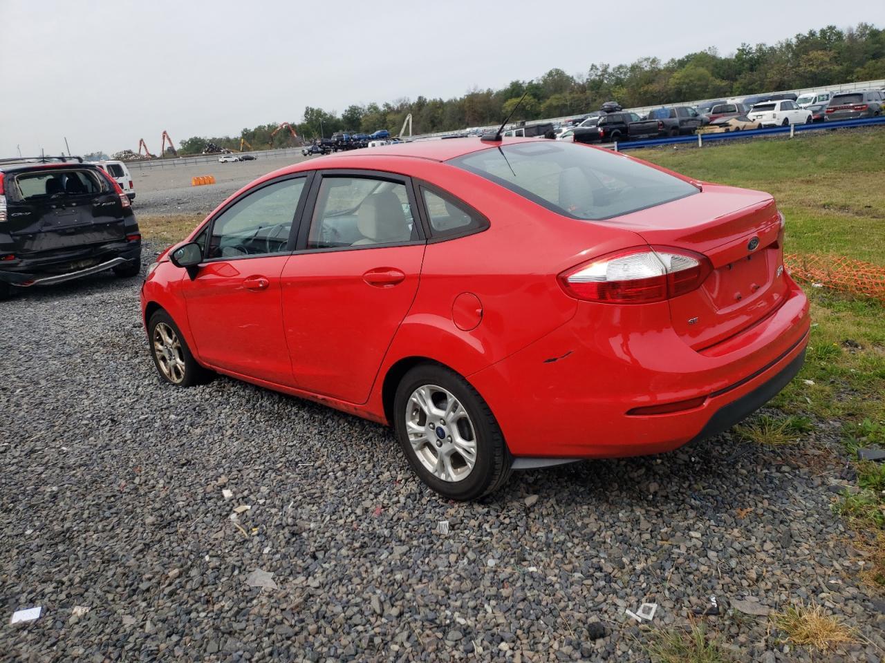 2015 Ford Fiesta Se - Фото 2