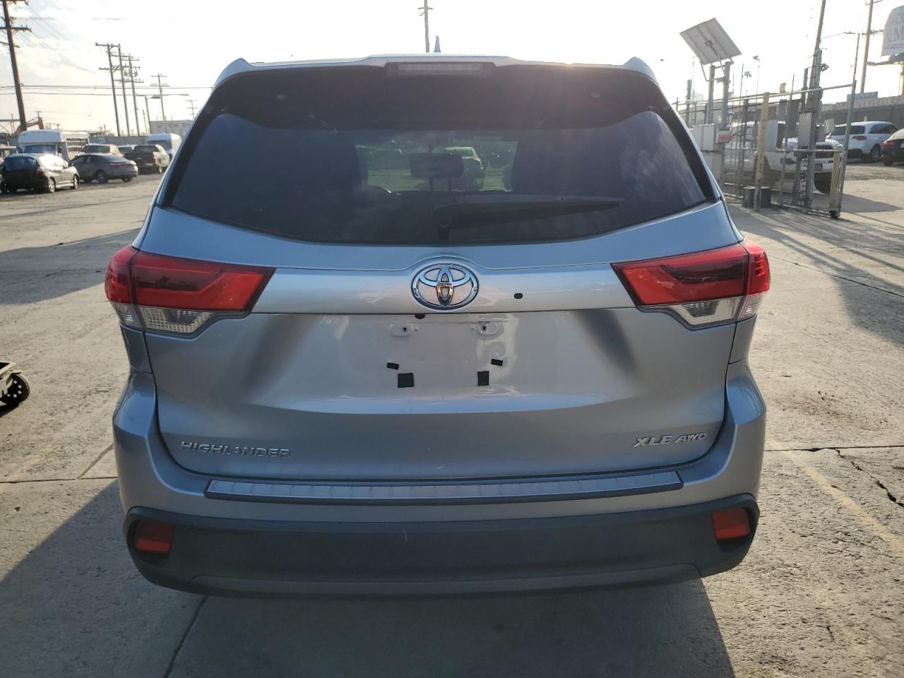 2017 Toyota Highlander Se - Фото 6