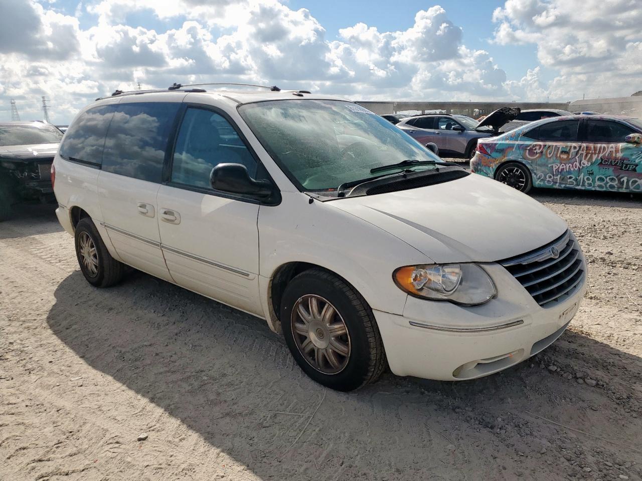 2006 Chrysler Town & Country Limited - Image 4